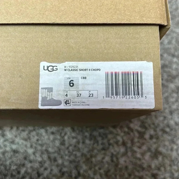 UGG’s W Classic Short II Chopd - Picture 13 of 13